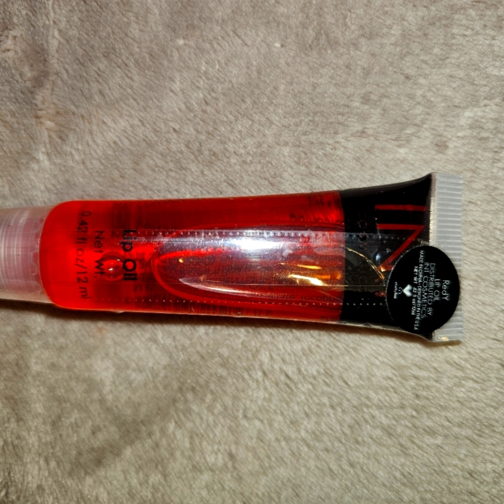 INT Cosmetics Lip Oil